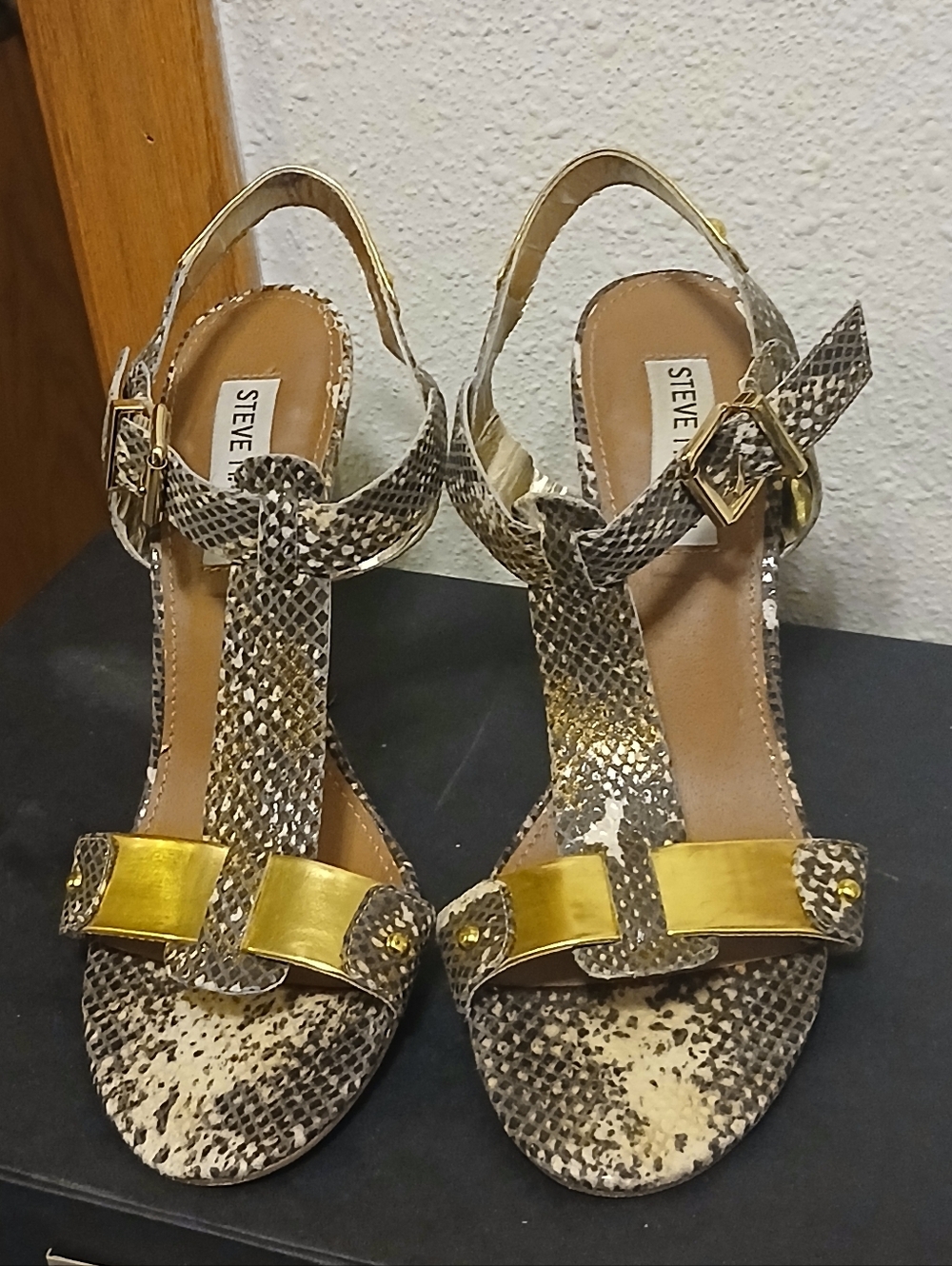 Steve Madden Reya Snakeskin Gold Accent T-Strap Sandals 8.5